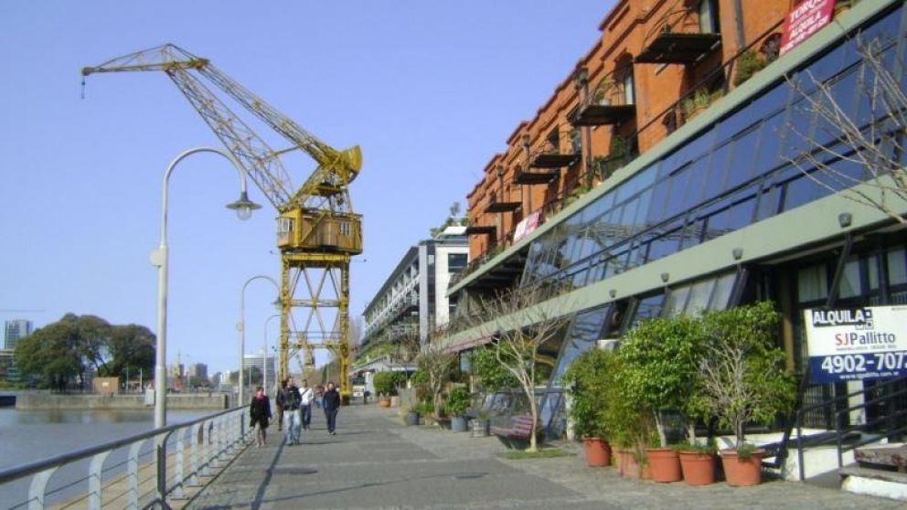 El hombre se subió a una de las tradicionales grúas que hay en Puerto Madero y saltó.