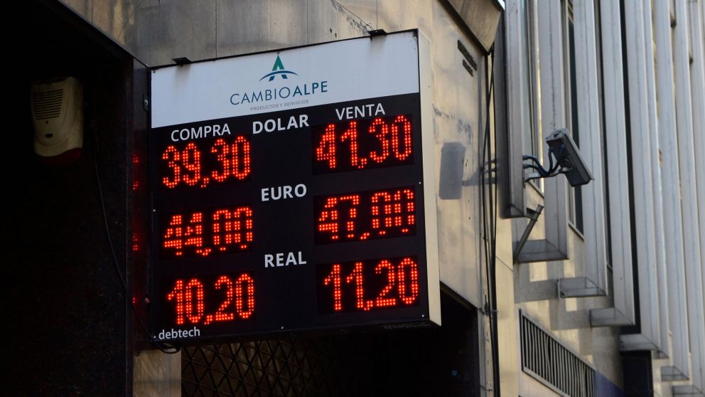 La divisa estadounidense comenzó al semana en alza tras 96 horas sin actividad (Jonathan Moreno/Crónica).