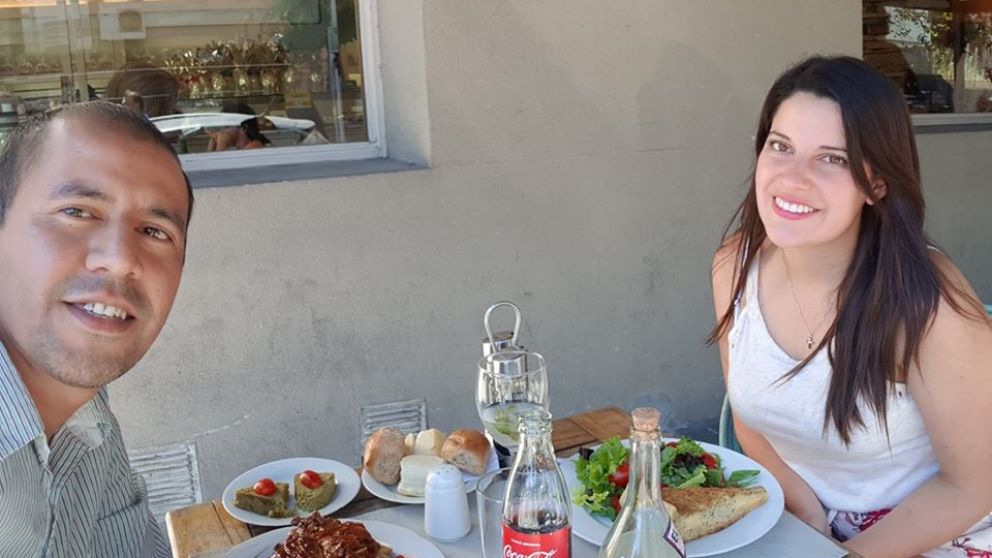 El asesino y su víctima. (Facebook)