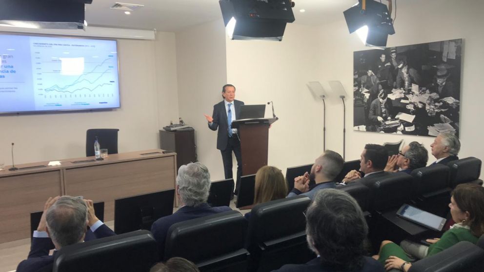 De gira por Espa�a, el funcionario disert� frente a empresarios. 