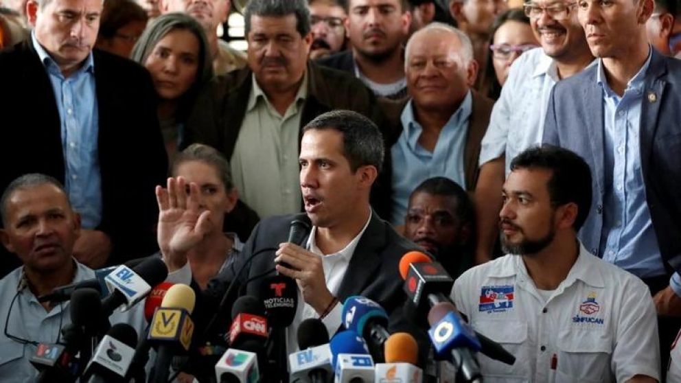 El presidente encargado afirmó que la Asamblea Nacional prepara una "ley de garantías" para estatales.