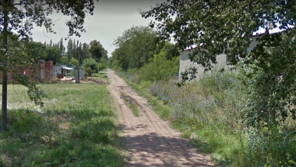 El cadáver de la mujer fue localizado en esta zona descampada en la localidad bonaerense de Lobos.