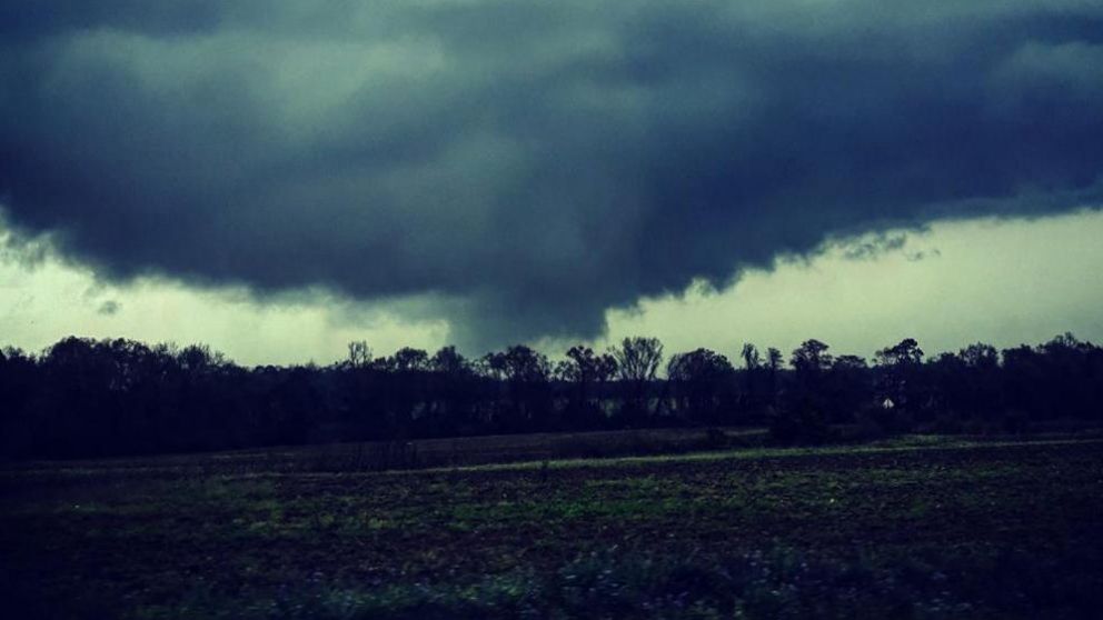 Decena de tornados tocaron tierra el domingo en Alabama. AFP