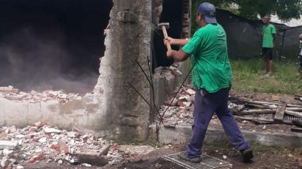 As� los lugare�os destru�an la propiedad.