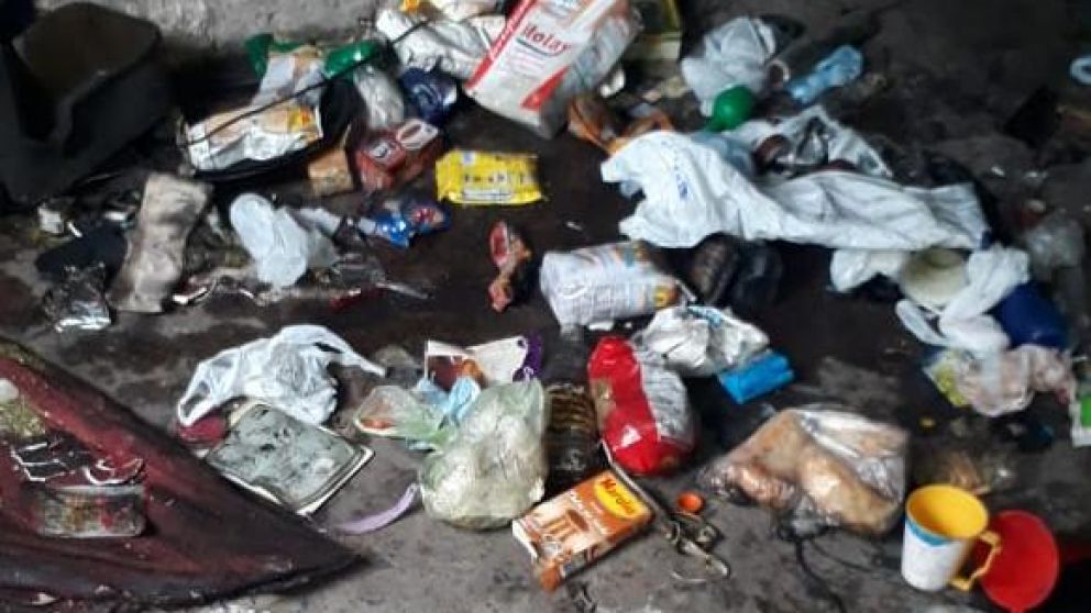 En la casa estaba todo sucio y desordenado. (Diario Crónica)