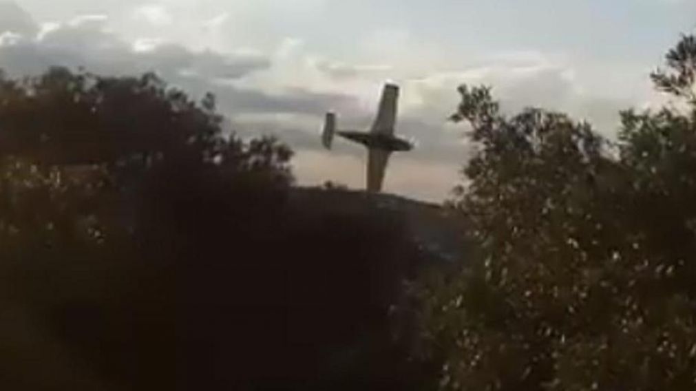 El momento en que la nave cae en el cerro. (Captura de video)