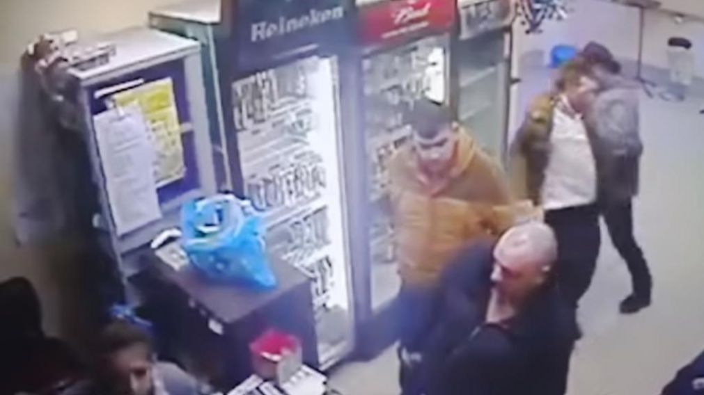 Al ver que un cliente era golpeado por otro, la cajera puso fin al conflicto con sus propias manos..
