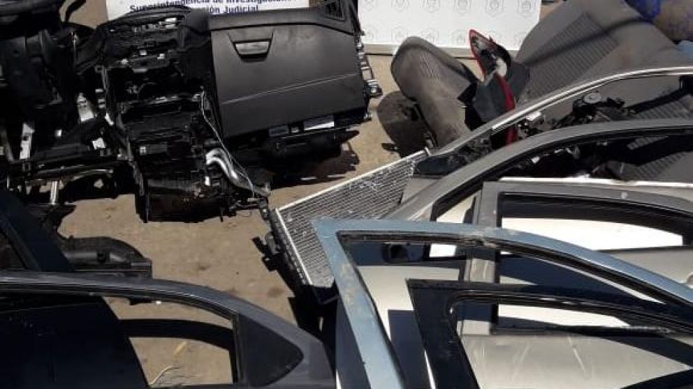 Algunas de las autopartes que fueron incautada por los pesquisas policiales.