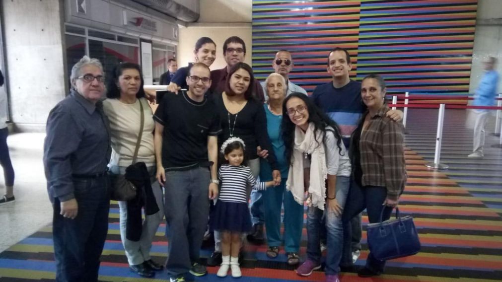Zulay, junto a su familia, la de su novio y amigos, en marzo del año pasado en Venezuela, antes de viajar a la Argentina.