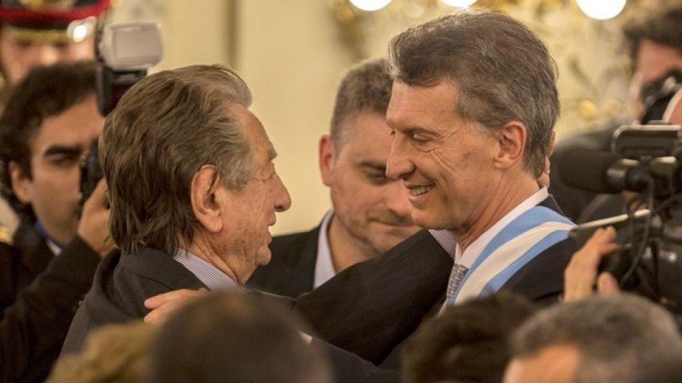 Padre e hijo. Durante la asunción presidencial de Mauricio en Casa de Gobierno.