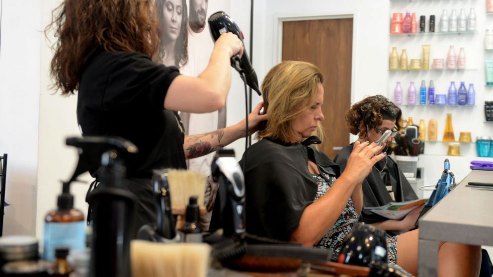 El servicio que más contratan las mujer es el combo color y peinado (Hernán Nersesián-Diario Crónica).