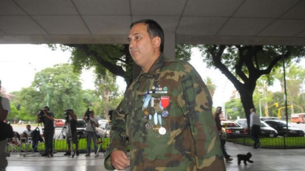 Altieri. Con vida gracias al casco.