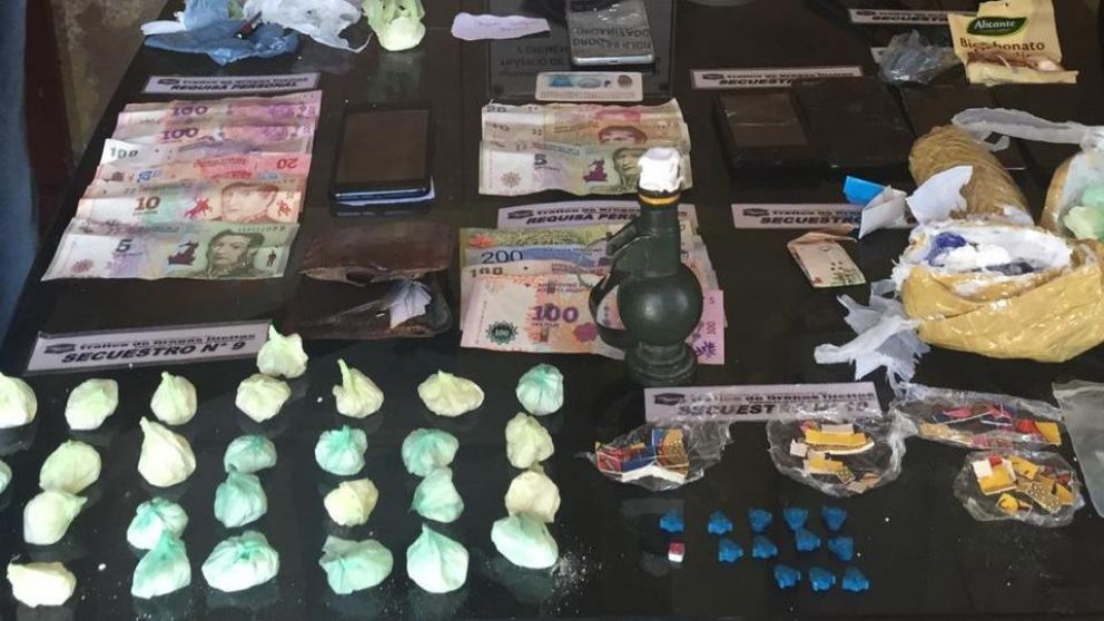 La policía confiscó gran cantidad de droga, armas y una réplica de una granada.