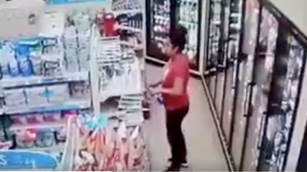 El momento en que la mujer toma el producto.