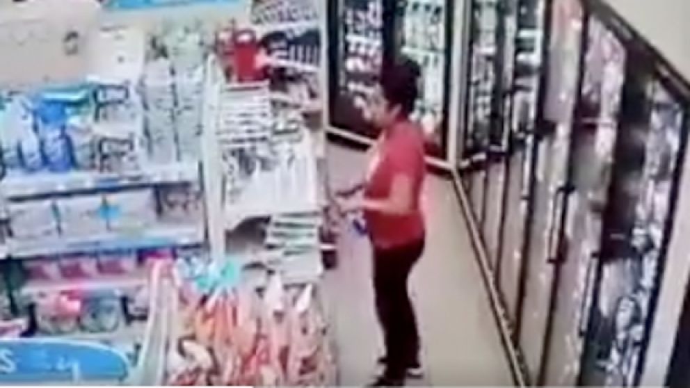 El momento en que la mujer toma el producto.