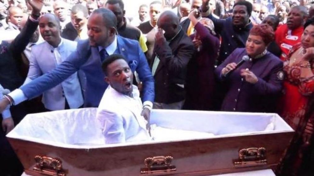 Más trucho, imposible: pastor resucita a un hombre muerto hacía tres días
