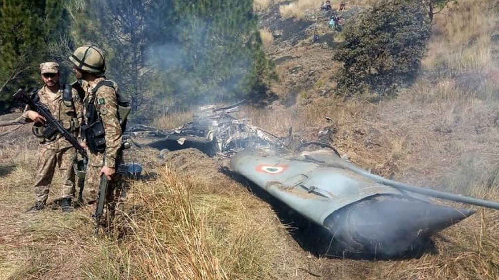 Derribado. Tropas pakistan�es custodian los restos de un Mig-21 indio. (AFP)