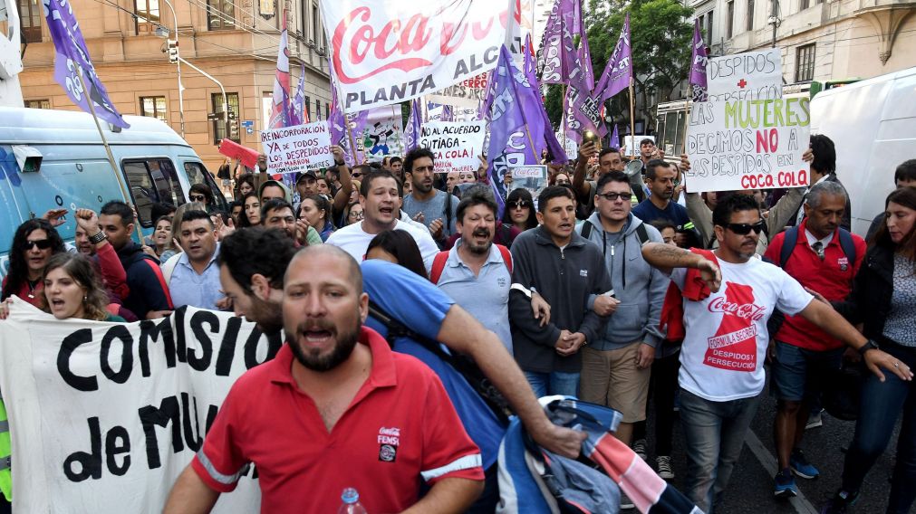 Tras la represión, los trabajadores se reagruparon en Corrientes y Lavalle. (Télam)