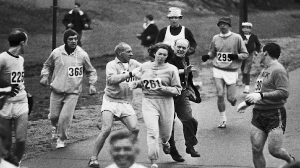 La icónica imagen de Kathrine Switzer soportando los empujones del resto de los maratonistas que no la aceptaban sólo por ser mujer.