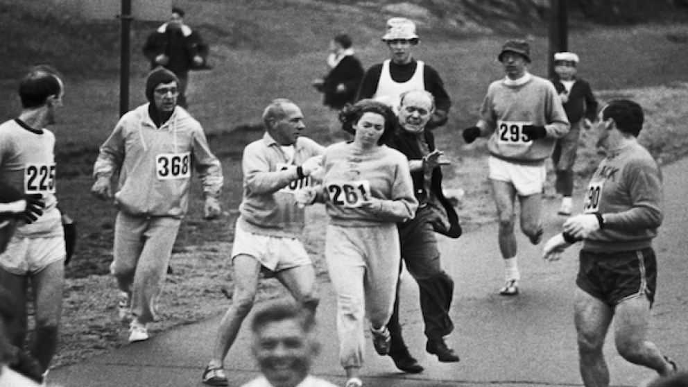 La icónica imagen de Kathrine Switzer soportando los empujones del resto de los maratonistas que no la aceptaban sólo por ser mujer.