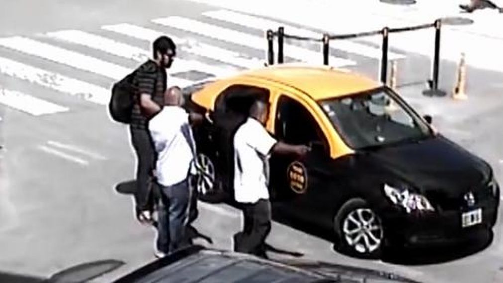 Mafiosos en acción, apretando a tachero en el aeropuerto.