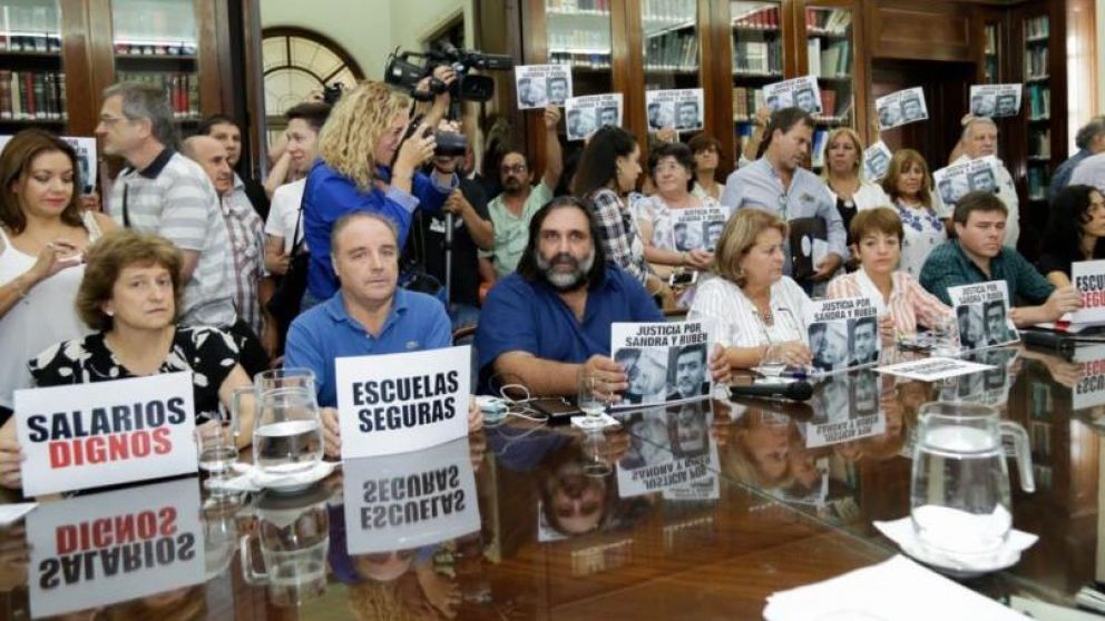 El Gobierno ofreci� un piso m�nimo de 18.450 pesos para los docentes. (@SUTEBAProvincia)