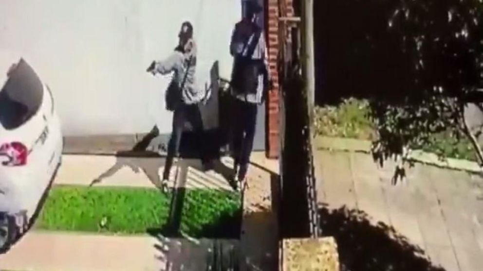 Echó a las trompadas a ladrones que entraron a su casa y le gatillaron