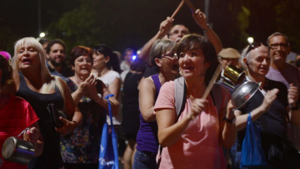 Los "ruidazos" de cada viernes, reúnen a vecinos de todo el país.