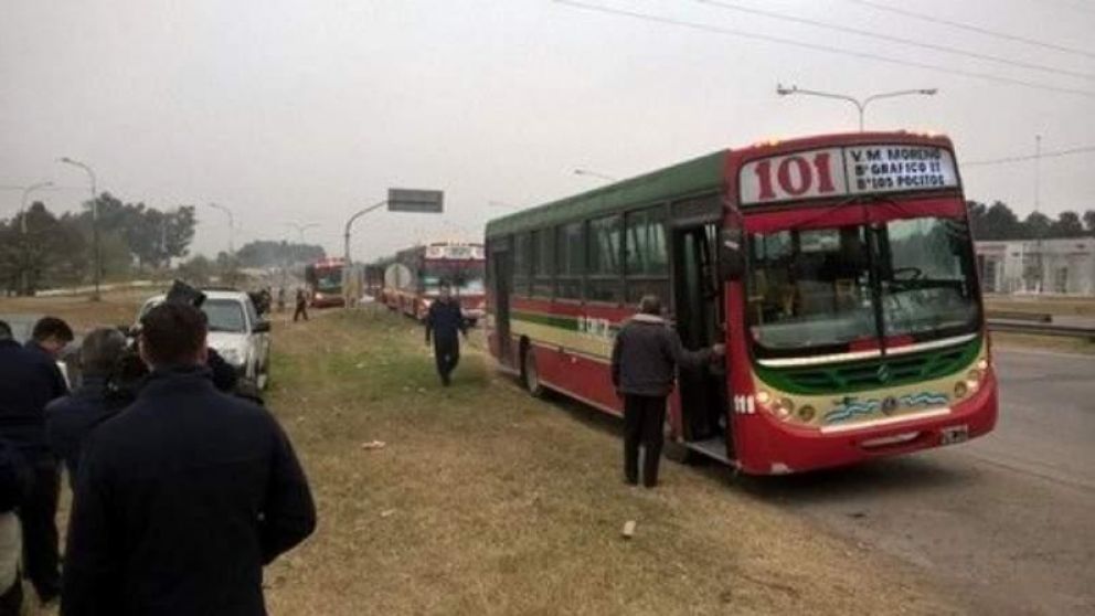 Colectivero perdió el control y terminó incrustado en una casa
