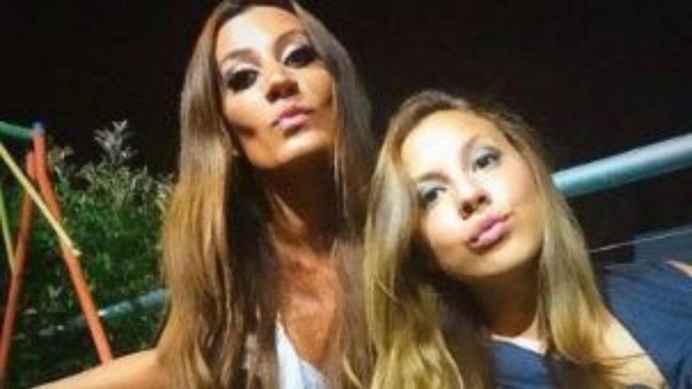 Antonella, junto a su madre.