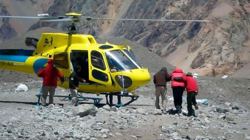 Así descendía el menor del helicóptero que lo rescató. (Ministerio de Seguridad de Mendoza)