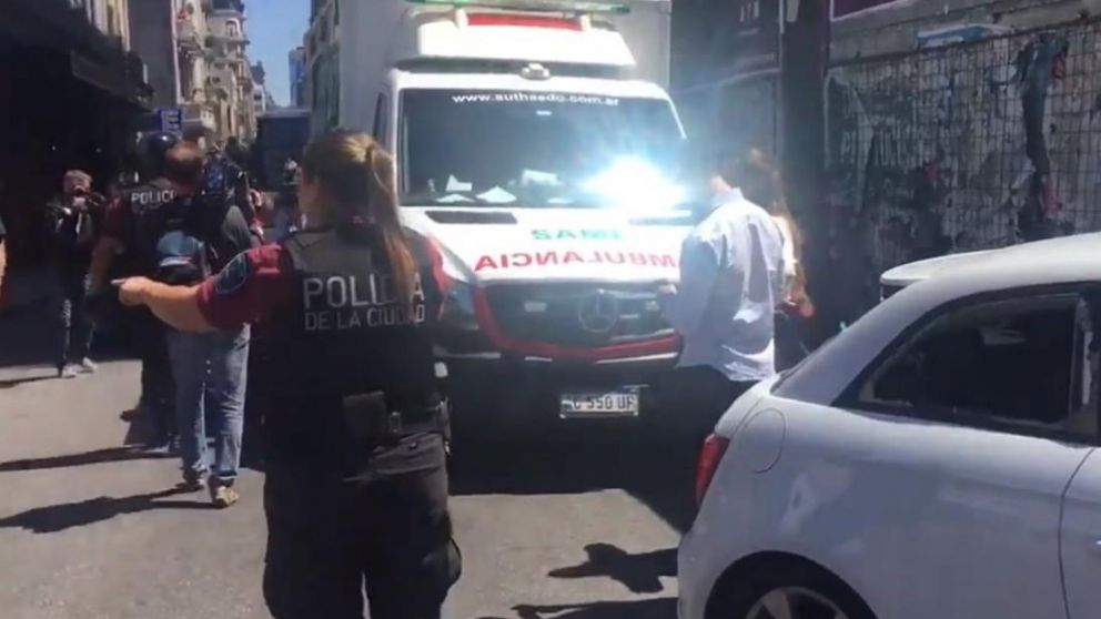 El conductor fue atendido por personal del SAME. (Twitter)