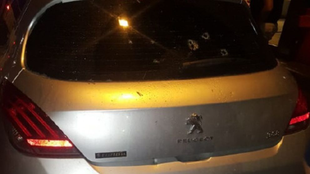 El auto que había sido robado momentos antes por los sujetos.