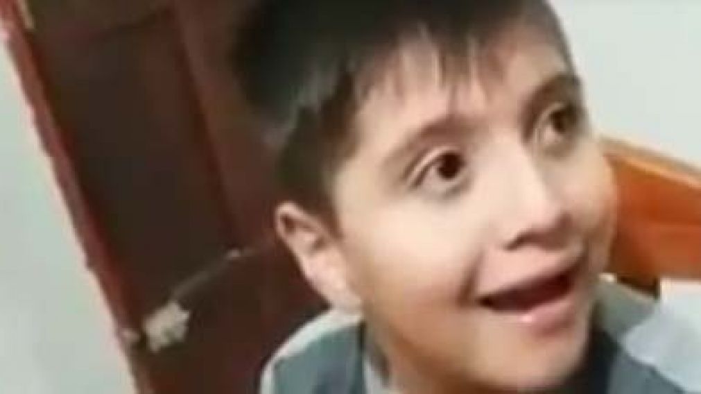El peque�o no pudo ocultar su alegr�a. 