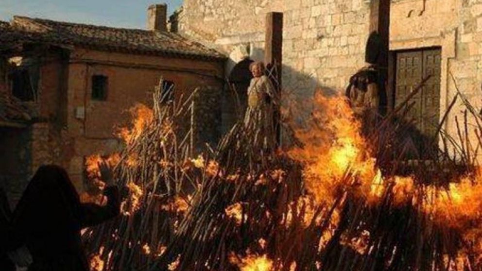La ilustración de una quema de mujeres acusadas de realizar brujería.