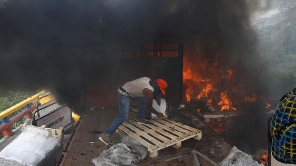Los primeros tres camiones salieron desde Colombia hacia Ureña. (Reuters)
