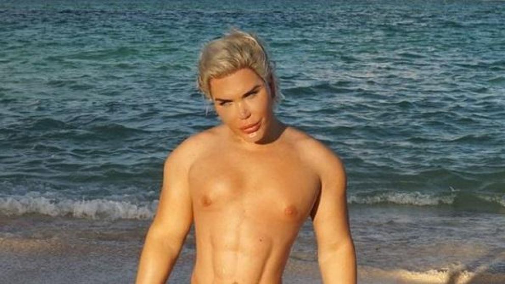 Vive un mal momento.