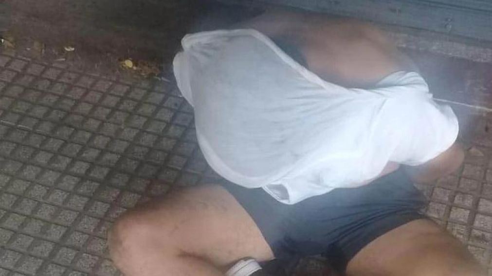 Uno de los delincuentes intent� escapar a pie, pero fue arrestado a los pocos metros.
