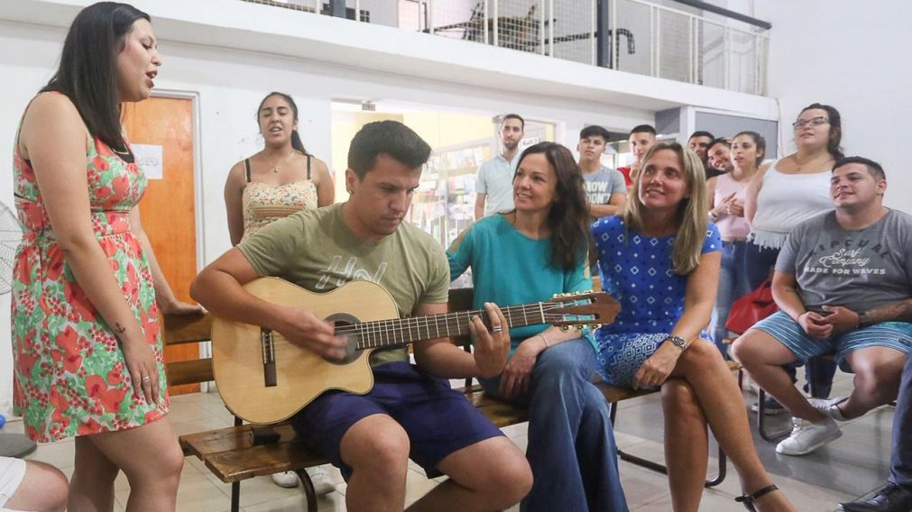 Gladys Gonz�lez y Stanley compartieron una guitarreada con personas que acuden a una Fundaci�n Asistencial.