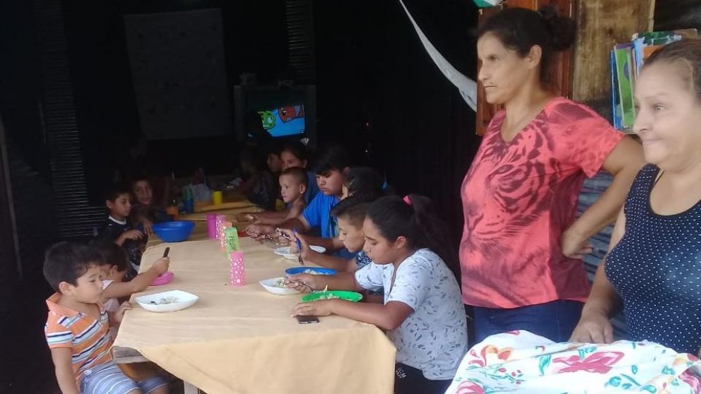 María Elena y su hija en el merendero que llevan adelante.