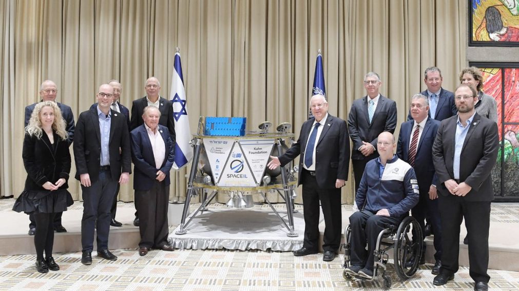 El presidente israelí, Reuven Rivlin, con la cápsula que irá a la Luna (Twitter).