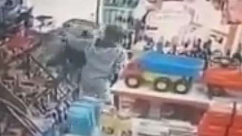 El delincuente adolescente no se esperó la reacción de la empleada y huyó.