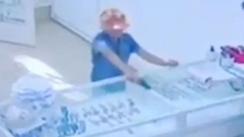 Así, el pequeño delincuente intentó robar una joyería. (Captura de video)