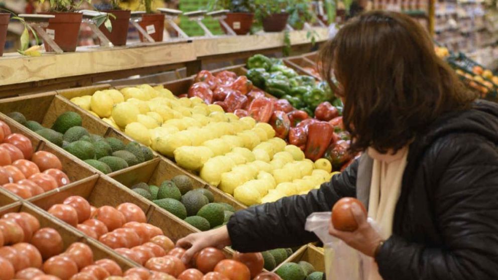 Una familia necesitó más de 26.420 pesos para no caer debajo de la línea de la pobreza.