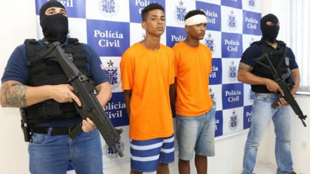 "Chuck" y "Novato" tras ser capturados por la Policía Militar.