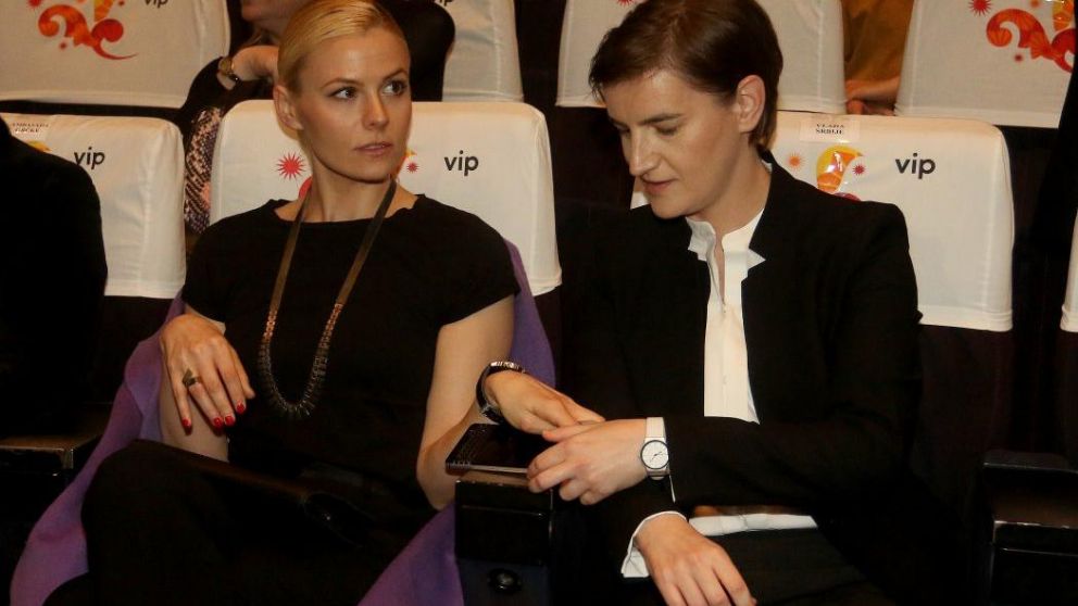 Milica Djurdjic, madre del bebé, junto a la primera ministra Ana Brnabic.