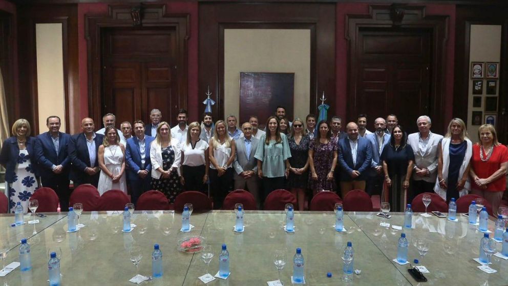 La gobernadora analizó el año parlamentario con los senadores de Cambiemos (@SalvadorPBA).