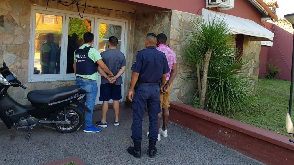 Así ingresaban a la dependencia policial ambos luchadores. (@Hechosanderecho)