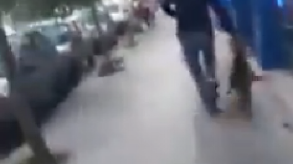 El hombre arrastraba violentamente al perro.