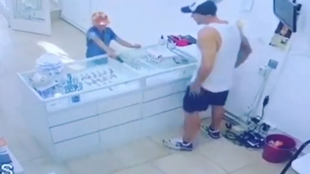 Así el menor ingresó al local con fines delictivos.